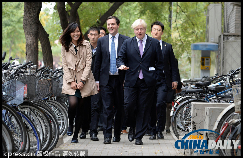 倫敦市長(zhǎng)訪(fǎng)華參觀(guān)北大 豎大拇指與學(xué)生合影（圖）