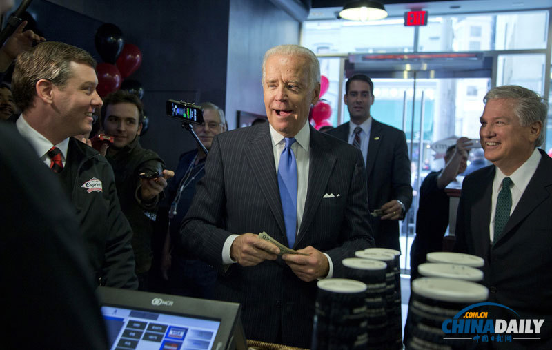 美國副總統(tǒng)拜登前往商店買午餐親自付費(fèi) 引圍觀