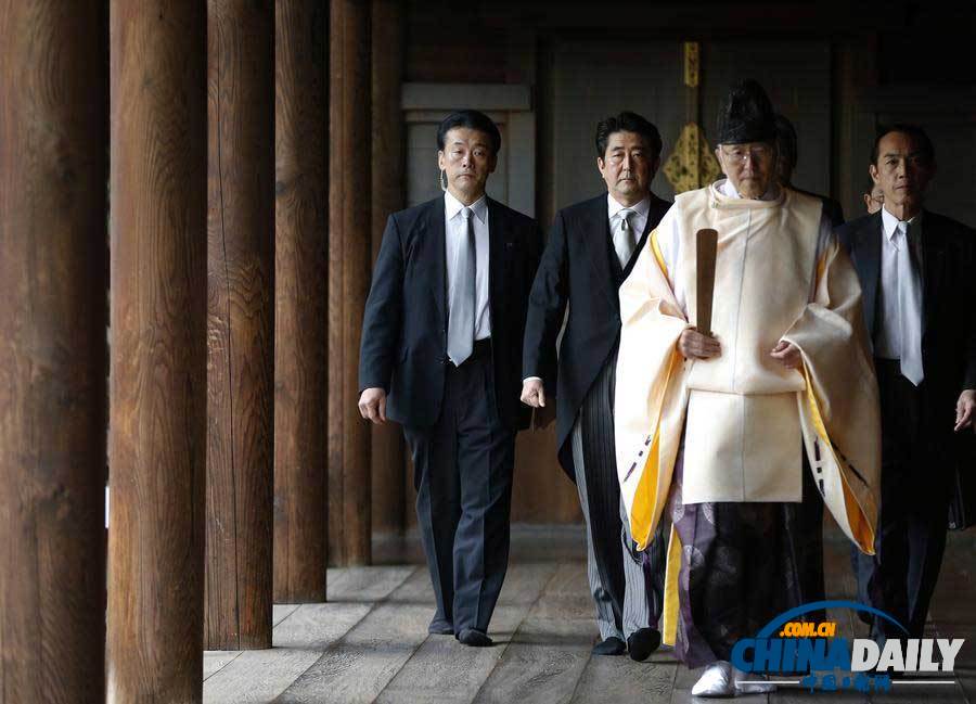 安倍晉三在神職人員引領下參拜靖國神社