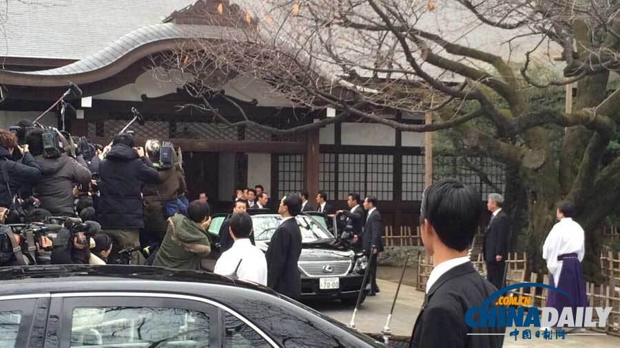 安倍晉三在神職人員引領下參拜靖國神社