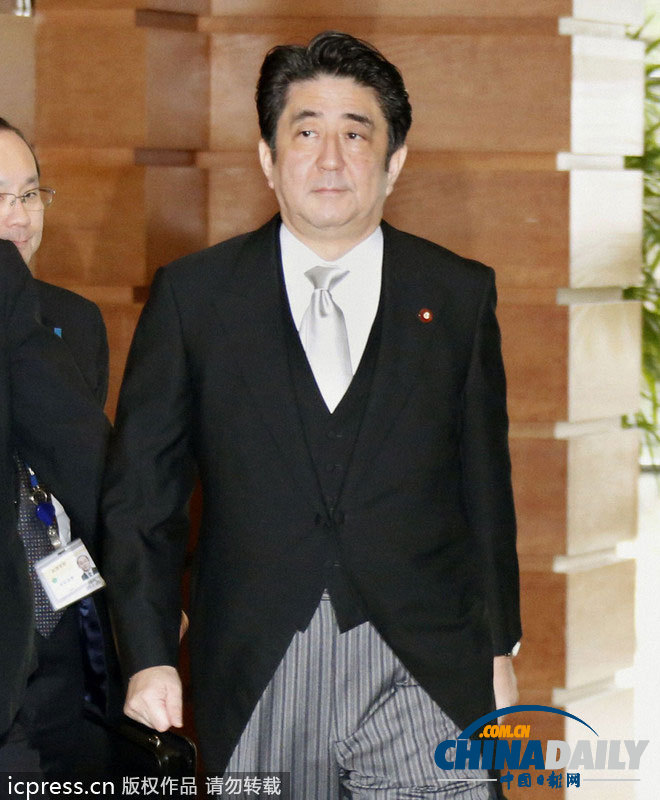 安倍晉三在神職人員引領下參拜靖國神社