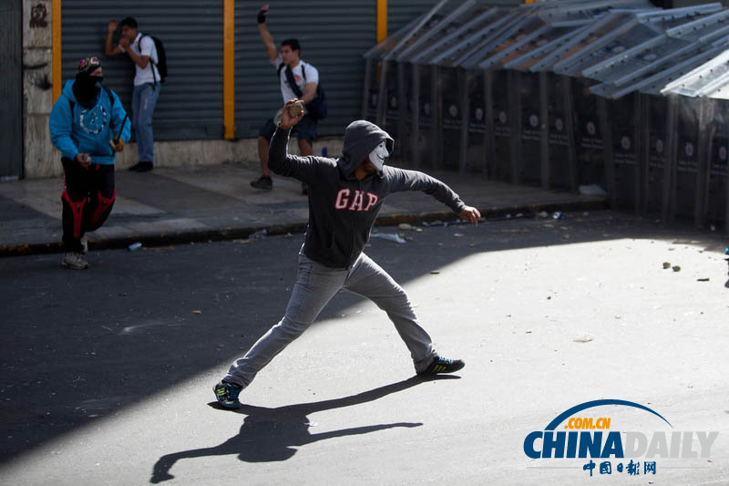 委內(nèi)瑞拉反對派與安全部隊(duì)激烈沖突 兩人死亡