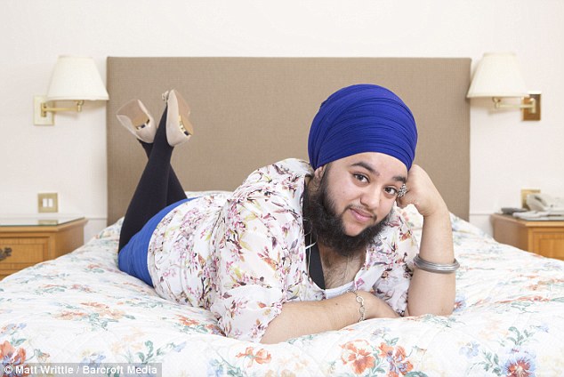 英國(guó)女子愛(ài)美方式獨(dú)特 留滿(mǎn)臉胡須展現(xiàn)獨(dú)特女性美