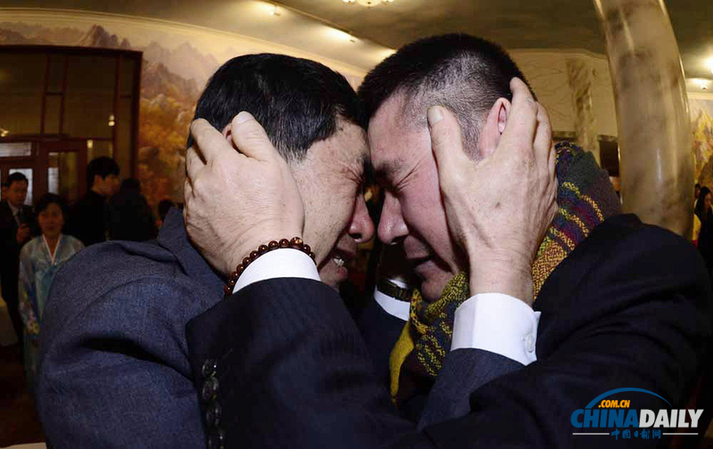 親兄弟抱頭痛哭老姐妹直抹眼淚 朝韓離散家屬重聚場(chǎng)面感人