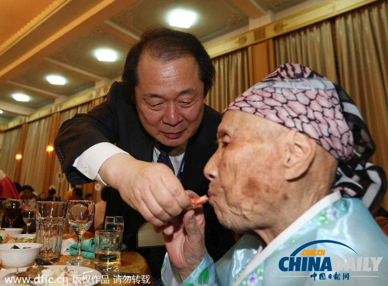 朝韓離散家屬團(tuán)聚活動(dòng)第二日 家屬共進(jìn)午餐喜笑顏開