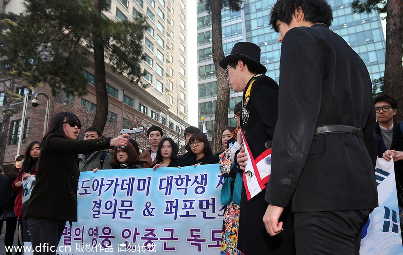 韓國(guó)民眾火燒日本軍旗 抗議其舉辦“竹島日”活動(dòng)