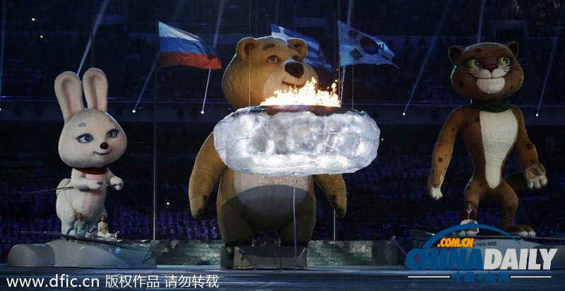 索契冬奧會閉幕式：吉祥物吹滅圣火