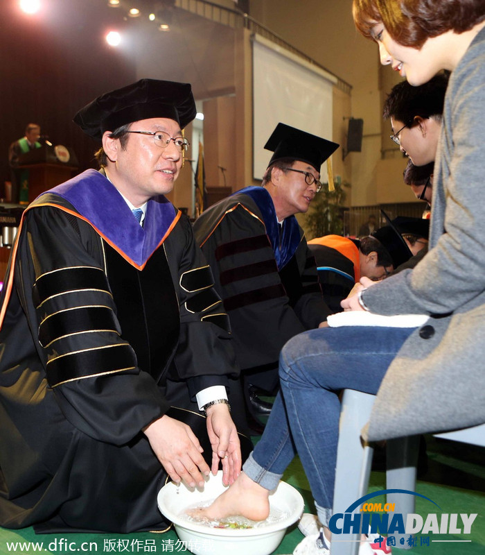韓國大學校長教授為學生集體洗腳表達關愛(圖)