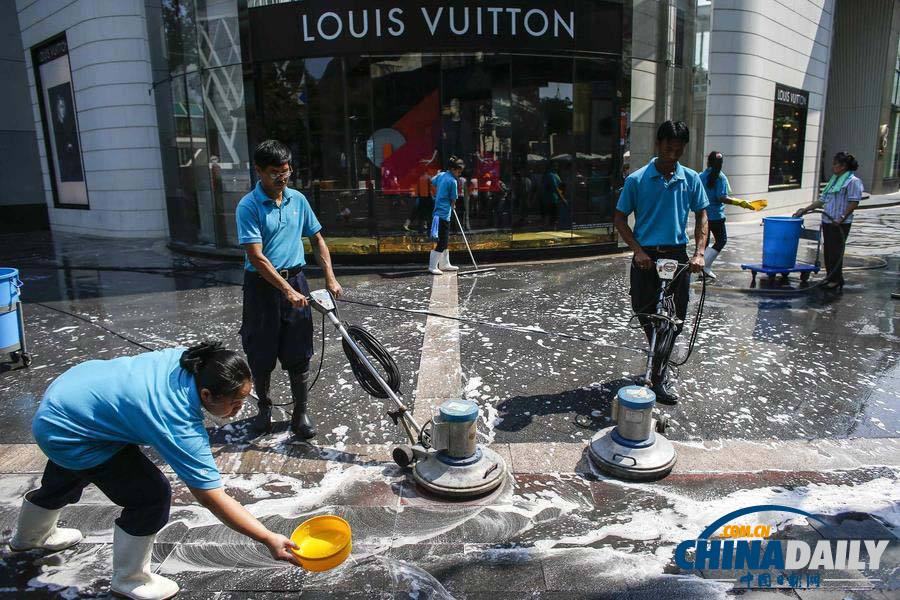 泰國“封鎖曼谷”行動結(jié)束 工人沖刷街道“掀巨浪”