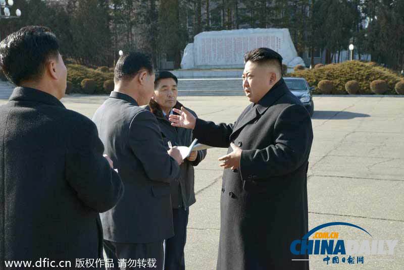 金正恩視察工廠心情大好 微笑挽著干部手臂