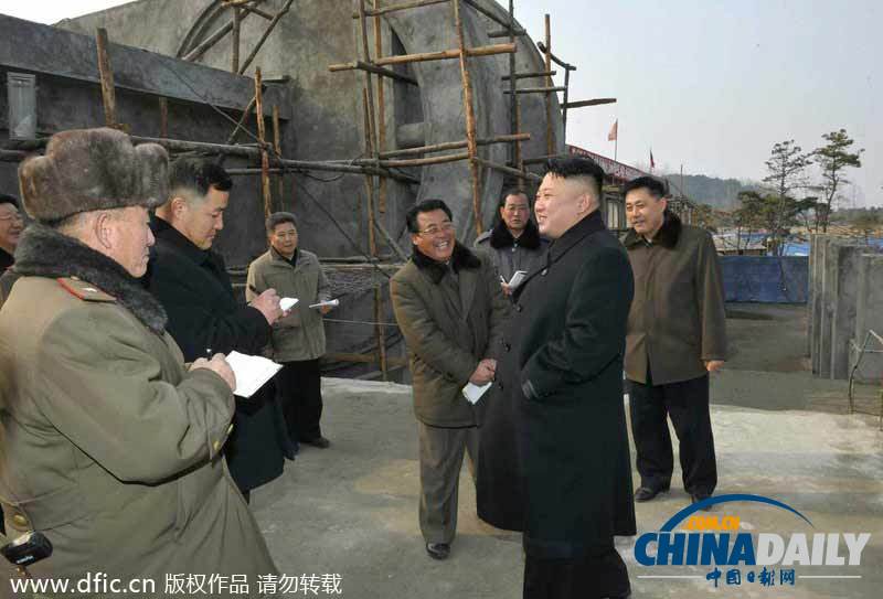 金正恩視察工廠心情大好 微笑挽著干部手臂