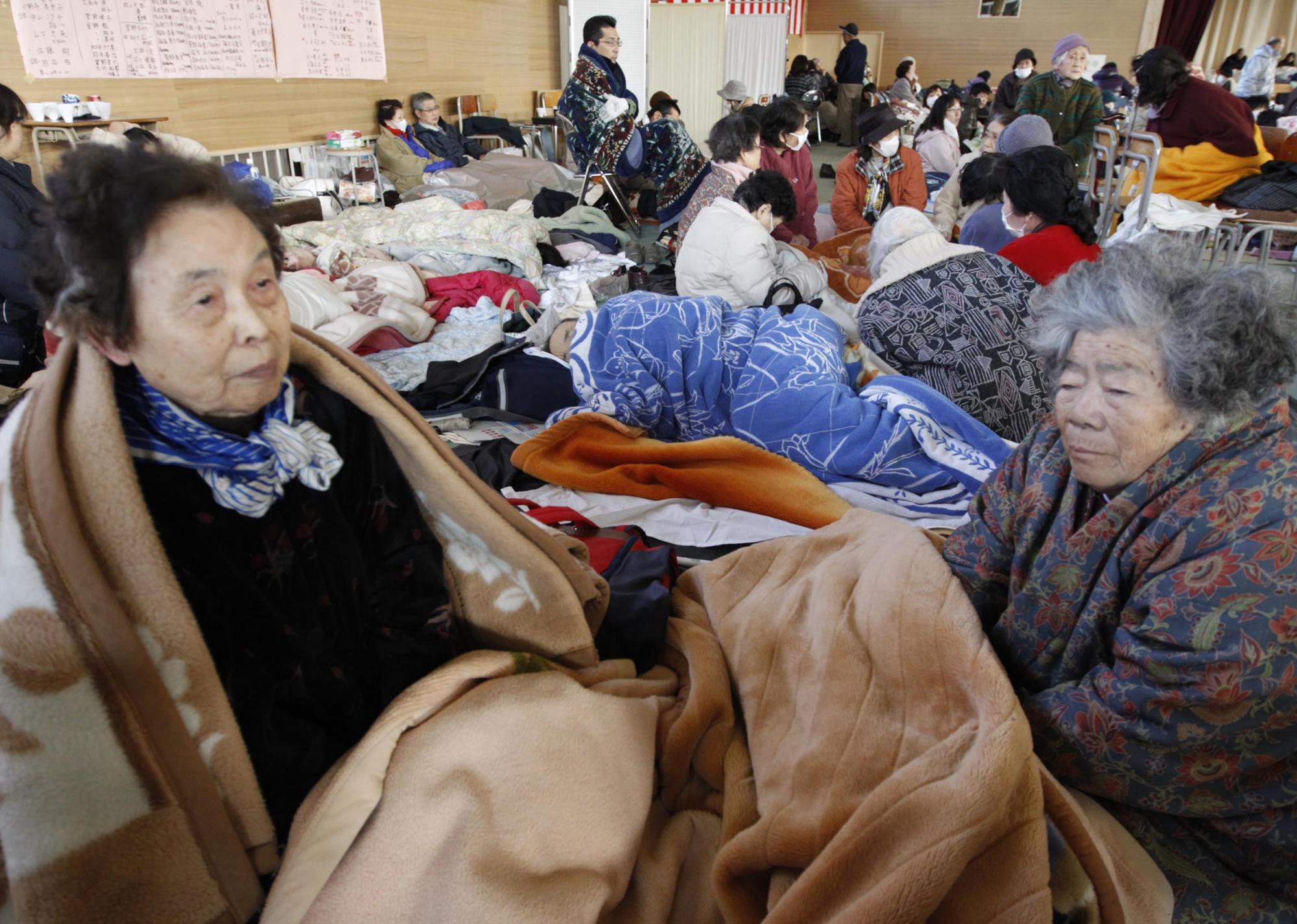 組圖:日強震廢墟中的家庭合影 救援人員全力搜救
