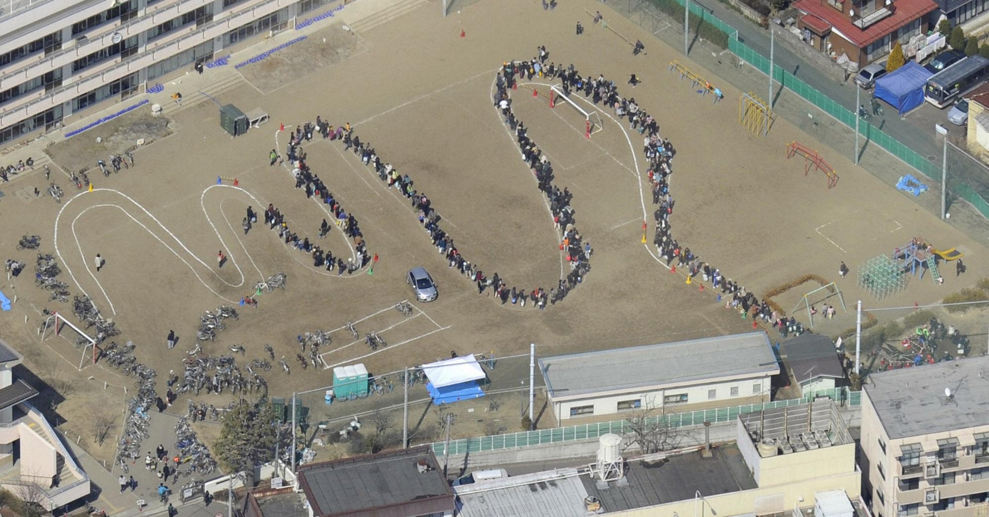 組圖:日強震廢墟中的家庭合影 救援人員全力搜救
