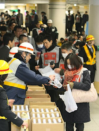 東京舉行地震避難萬(wàn)人演習(xí)