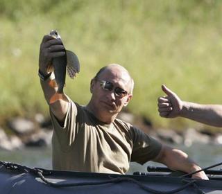 普京展示戰果 普京再展硬漢形象 光膀子釣魚大秀肌肉