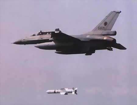 臺(tái)F-16獲準(zhǔn)關(guān)島加油 或?qū)⒚琅炾?duì)拉下水