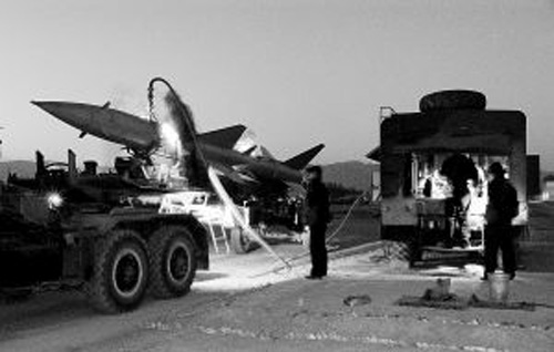 濟(jì)空導(dǎo)彈某團(tuán)全員全裝夜間快速出動(dòng)演練