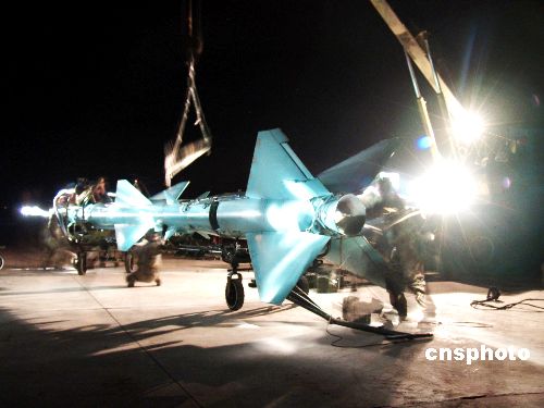 濟(jì)空導(dǎo)彈某團(tuán)全員全裝夜間快速出動(dòng)演練