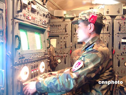 濟(jì)空導(dǎo)彈某團(tuán)全員全裝夜間快速出動(dòng)演練