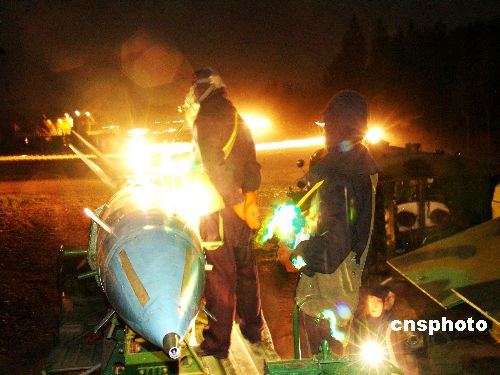 濟(jì)空導(dǎo)彈某團(tuán)全員全裝夜間快速出動(dòng)演練