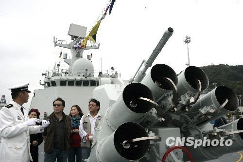 香港市民參觀兩艘中國導(dǎo)彈護(hù)衛(wèi)艦