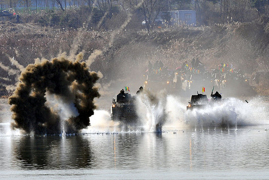 韓國陸軍進行大規(guī)模渡河實戰(zhàn)訓(xùn)練