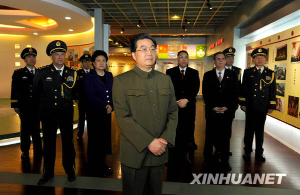 胡錦濤視察駐澳門部隊軍營并檢閱部隊