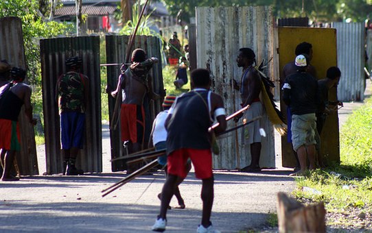 印尼兩村落用原始武器“開戰(zhàn)”