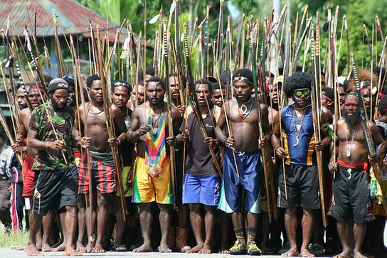 印尼兩村落用原始武器“開戰”