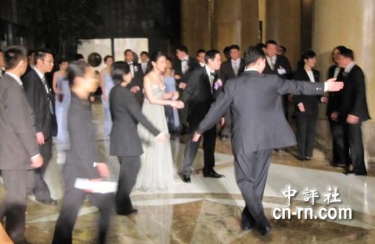 臺(tái)塑長孫王泉仁新婚夫妻亮相（組圖）