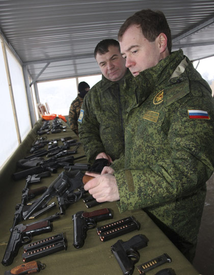 梅德韋杰夫二戰武器展上“舞槍弄炮”