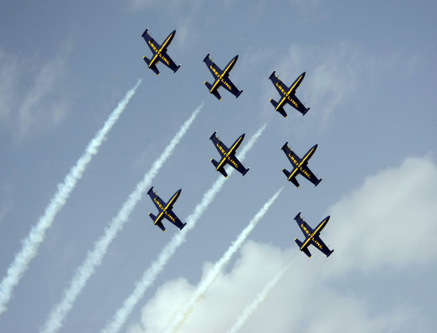 阿聯酋舉行“音樂伴奏飛行表演”