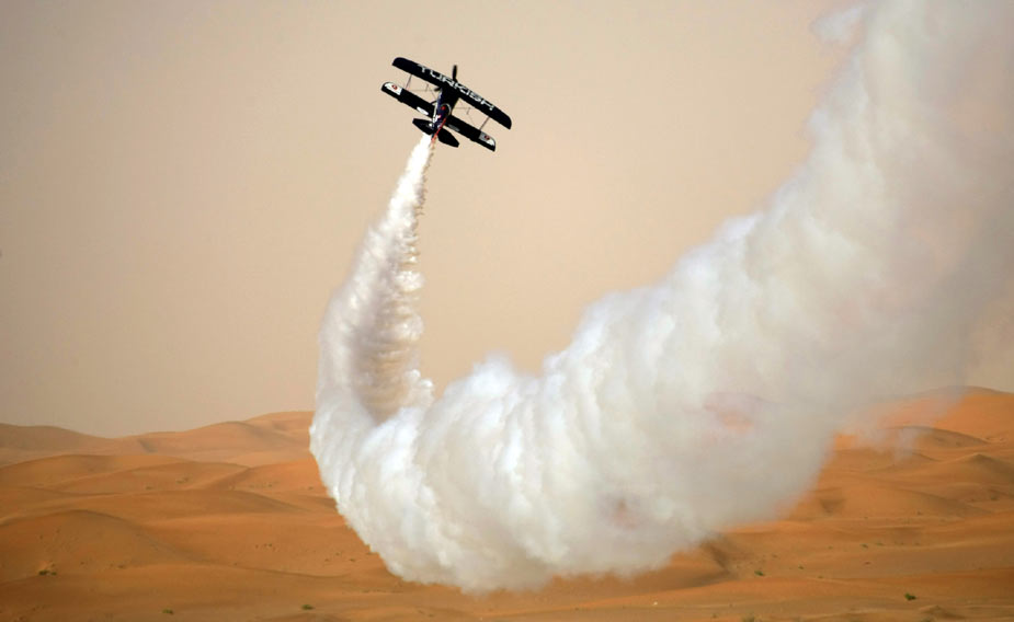 阿聯(lián)酋舉行“音樂伴奏飛行表演”