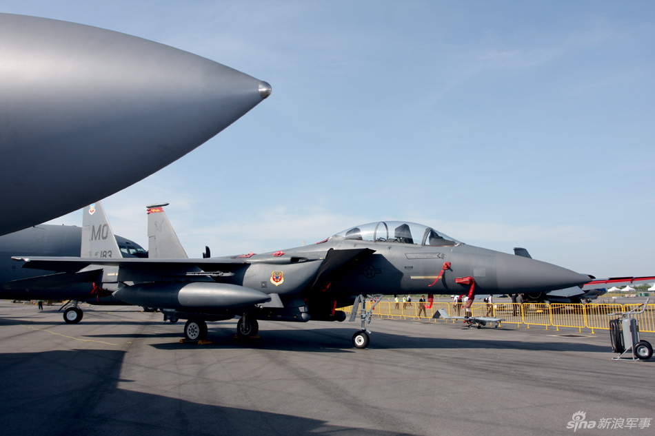 美國(guó)空軍展示兩架F－15E攻擊鷹戰(zhàn)斗轟炸機(jī)