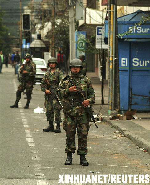 智利政府向災區增派軍隊維持秩序[組圖]