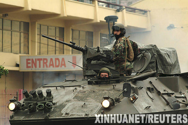 智利政府向?yàn)?zāi)區(qū)增派軍隊(duì)維持秩序[組圖]