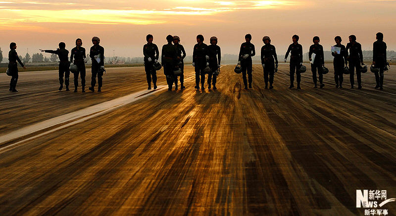 節(jié)日特輯：翱翔在藍(lán)天下的女殲擊機(jī)飛行員