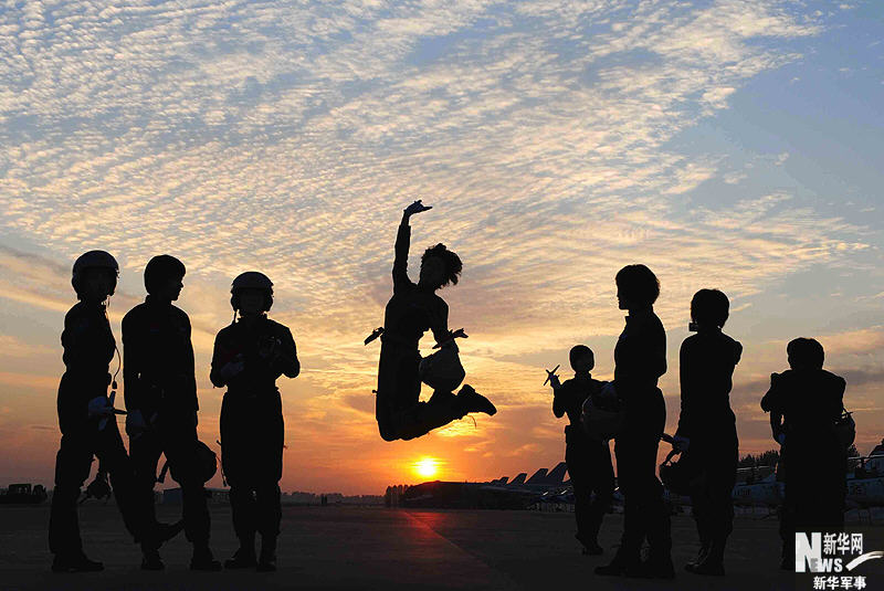 節日特輯：翱翔在藍天下的女殲擊機飛行員