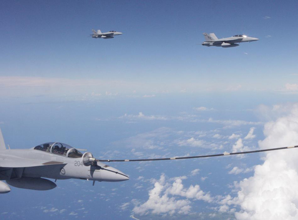 澳空軍首批超級大黃蜂戰機飛越太平洋回國