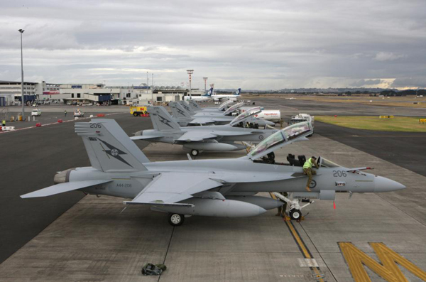 澳空軍首批超級大黃蜂戰機飛越太平洋回國