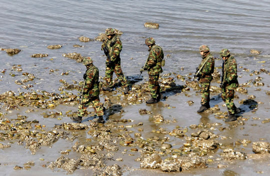韓國軍方繼續(xù)搜救“天安艦”生存者[圖]