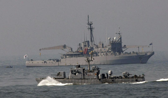 韓國軍方繼續搜救“天安艦”生存者[圖]