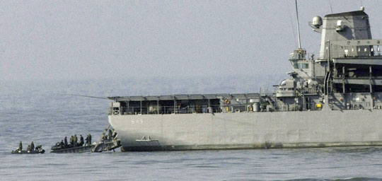 韓國軍方繼續(xù)搜救“天安艦”生存者[圖]