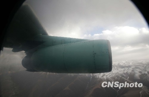 空軍出動(dòng)大型運(yùn)輸機(jī)運(yùn)送救援人員和設(shè)備[組圖]