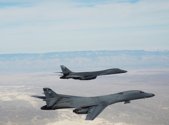 組圖:美空軍公開B-1B轟炸機(jī)群空中訓(xùn)練照