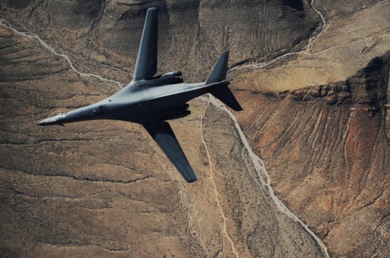 組圖:美空軍公開B-1B轟炸機(jī)群空中訓(xùn)練照