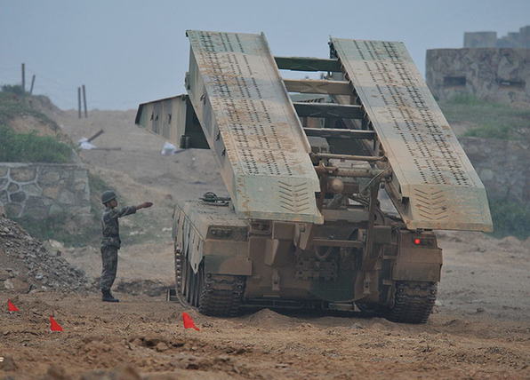 難得一見(jiàn)：我軍先進(jìn)掃雷裝備威力巨大[組圖]