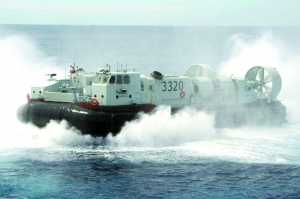 中國海軍新型氣墊艇首次亮相遠海(圖)