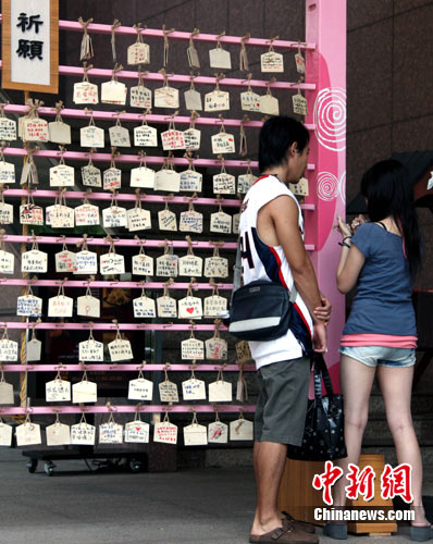 七夕將至 臺(tái)北小情侶街頭許心愿