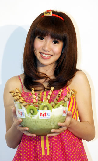 組圖：臺灣宅男女神“瑤瑤”精心調制消暑飲品